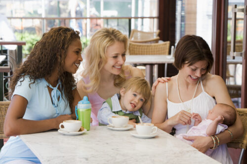 Grupa kobiet z dwójką dzieci w restauracji