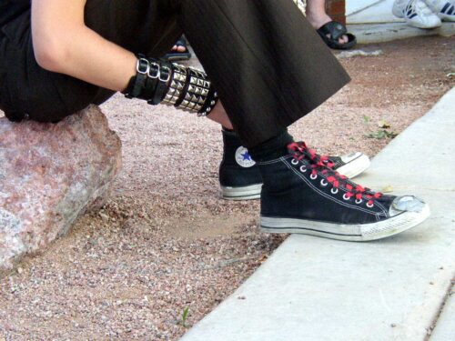 zbuntowany nastolatek-punk