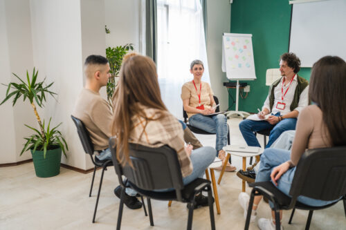 Ludzie siedzący w kręgu
